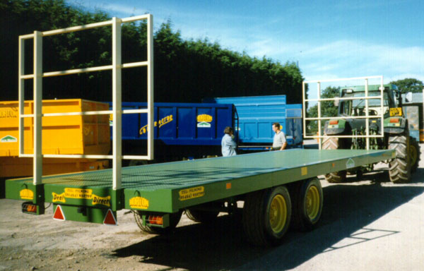Flatbed trailer fitted with ladders